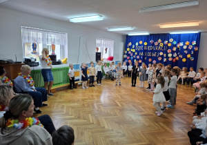 Dzieci śpiewają piosenkę