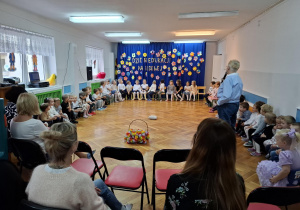 Dzieci słuchają prowadzącej uroczystość