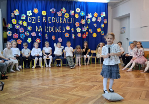 Dziewczynka mówi wiersz