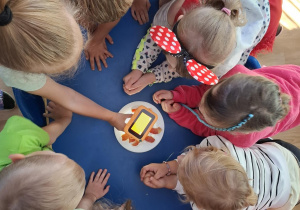 Dzieci badają jabłka pod mikroskopem