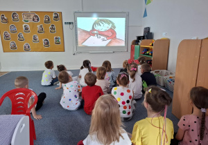 Dzieci oglądają film poświęcony Vashti