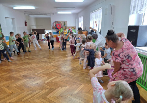 Dzieci uczestniczą we wspólnej zabawie ruchowej