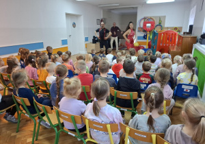 Dzieci oglądają występ tancerzy