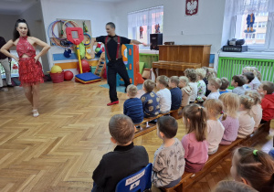 Dzieci oglądają występ tancerzy