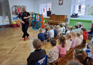 Dzieci oglądają występ tancerzy