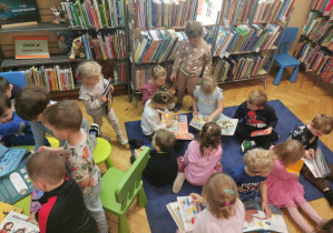Dzieci przeglądają wybrane przez siebie książki