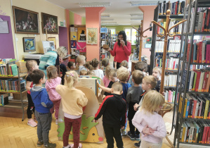 Dzieci odgadują zagadki pani bibliotekarki