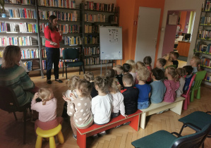 Dzieci słuchają opowieści pani bibliotekarki