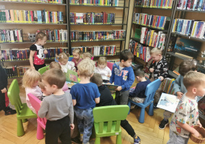 Dzieci przeglądają książki