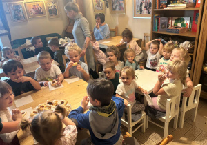 Dzieci jedzą przekąskę po obejrzeniu spektaklu