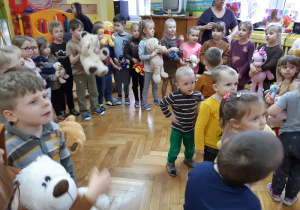 Dzieci uczestniczą w zabawie ze swoimi misiami