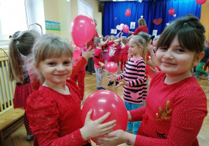 Dziewczynki tańczą z balonem między sobą