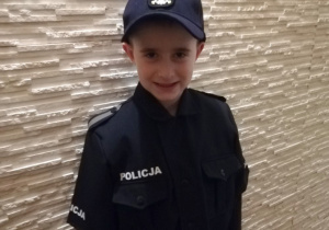 Chłopiec przebrany za policjanta