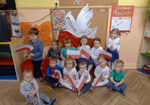 Grupa dzieci w odświętnych strojach pozuje do zdjęcia
