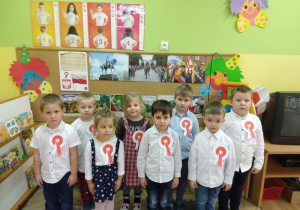 Grupa dzieci w odświętnych strojach pozuje do zdjęcia