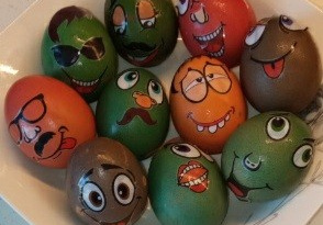 Na półmisku znajdują się udekorowane pisanki