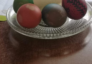 Spodek z czterema pisankami i cukrowym barankiem