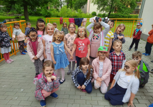Dzieci z pomalowanymi twarzami pozują do zdjęcia