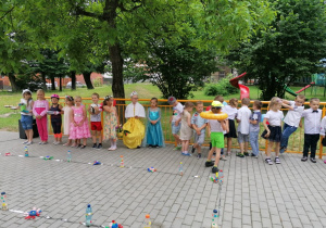 Dzieci uczestniczą w przedszkolnym pokazie mody