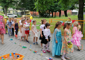 Dzieci prezentują na wybiegu swoje stroje
