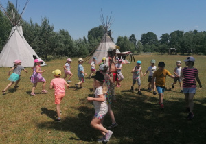 Dzieci biegają w pobliżu indiańskich namiotów