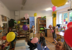 Dzieci bawią się balonami