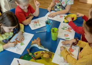 Dzieci kolorują ilustrację przedstawiającą warzywa