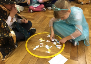 Chłopiec i dziewczynka układają puzzle