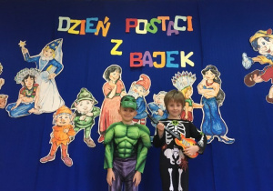 Dwóch chłopców przebranych za Hulka i szkielet