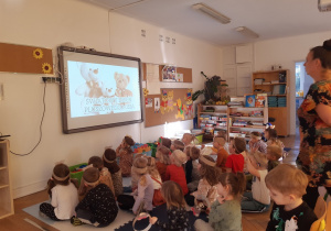 Dzieci oglądają prezentację na tablicy multimedialnej