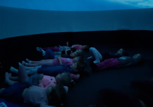 Dzieci oglądają pokaz filmu