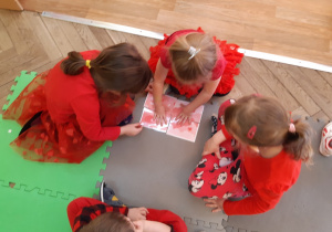 Dzieci układają puzzle z serduszkami