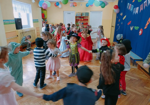 Dzieci tańczą w dwóch dużych kołach