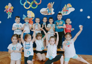 Grupa dzieci prezentuje otrzymane medale
