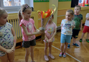 Dzieci przekazują sobie znicz olimpijski