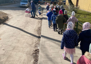 Dzieci odprowadzają bałwana