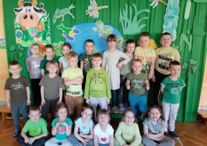 Dzieci pozują do zdjęcia na tle wiosennej dekoracji