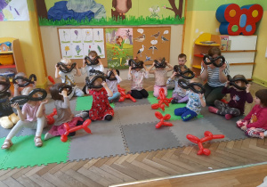 Dzieci pokazują swoje balonowe konstrukcje
