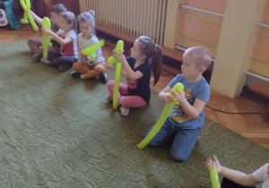 Dzieci uczą się jak skręcać balony