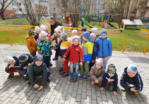 Dzieci pozują do zdjęcia z alpakami