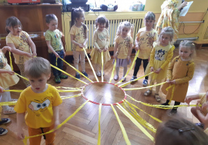 Dzieci wykonały słoneczko z pasków bibuły i obręczy