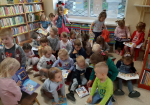 Grupa dzieci w bibliotece