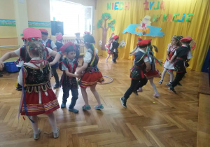 Dzieci tańczą w krakowskich strojach