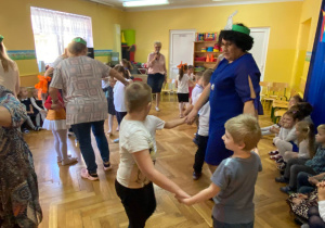 Dzieci bawią się z zaproszonymi do tańca nauczycielkami
