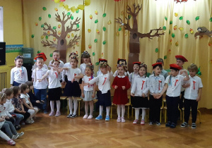 Dzieci z grupy czwartej śpiewają piosenkę o Polsce
