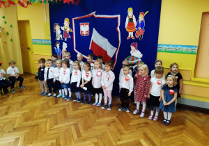 Dzieci z grupy drugiej recytują wiersz o Polsce