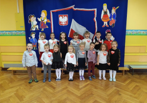 Dzieci z grupy trzeciej recytują wiersz o Polsce