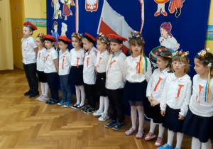 Dzieci z grupy czwartej recytują wiersz o odzyskaniu przez Polskę niepodległości