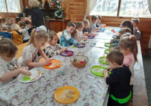 Dzieci wyciskają formami własne ciasteczka