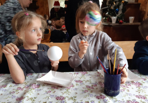 Dwie dziewczynki malują bombki